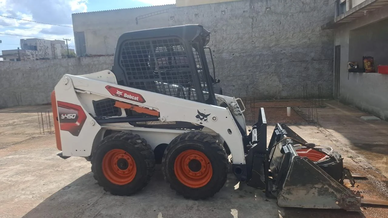 Bobcat S450 com concha carregadeira em lote no DF